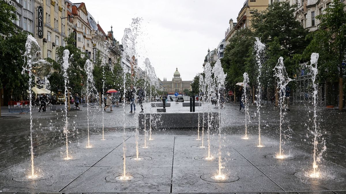 FOTO: Na Václavském náměstí tryská nová fontána